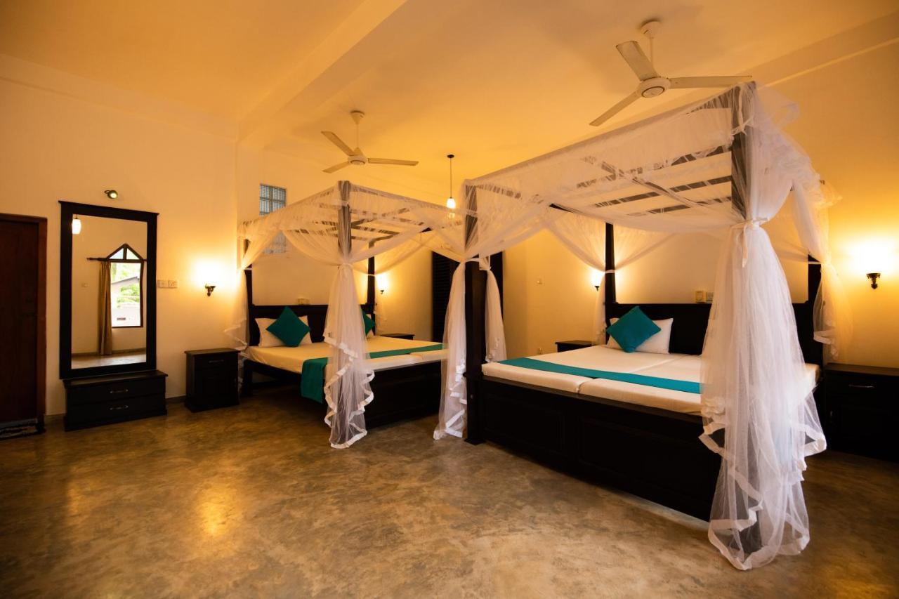 International Beach Hotel & Restaurant Хиккадува Экстерьер фото