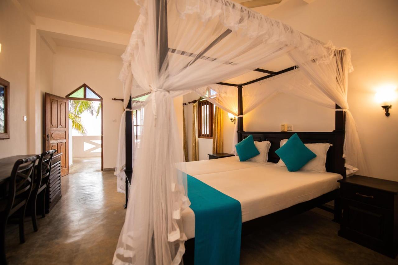 International Beach Hotel & Restaurant Хиккадува Экстерьер фото