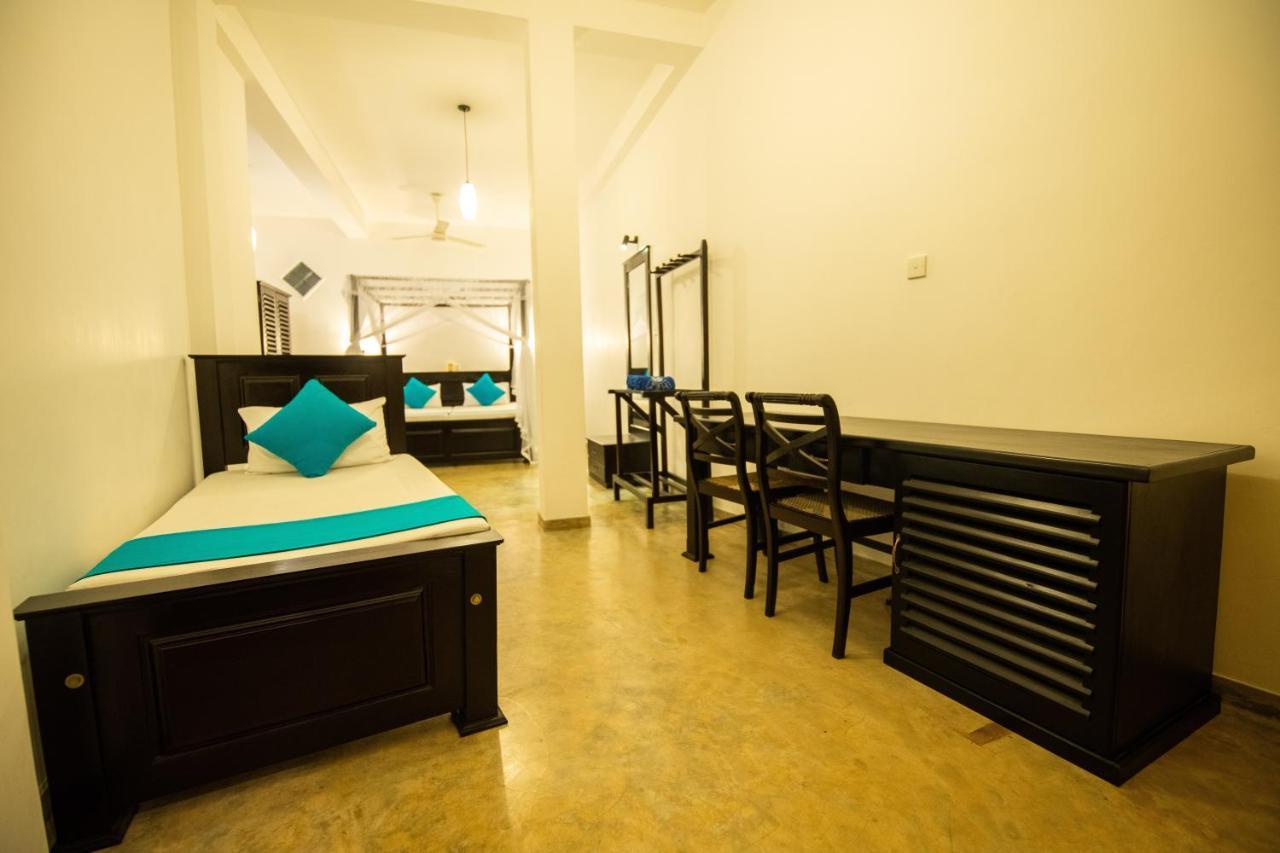 International Beach Hotel & Restaurant Хиккадува Экстерьер фото