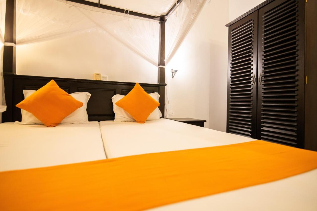 International Beach Hotel & Restaurant Хиккадува Экстерьер фото