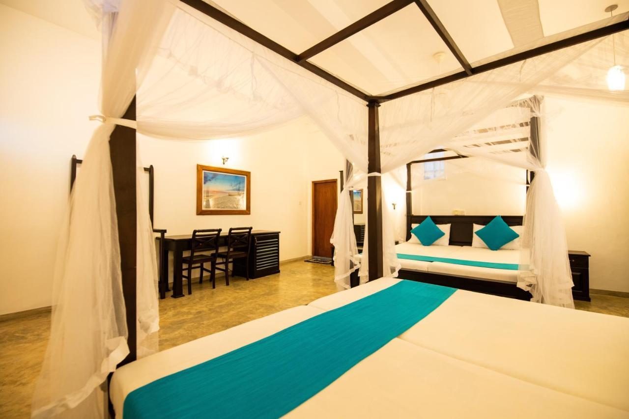 International Beach Hotel & Restaurant Хиккадува Экстерьер фото