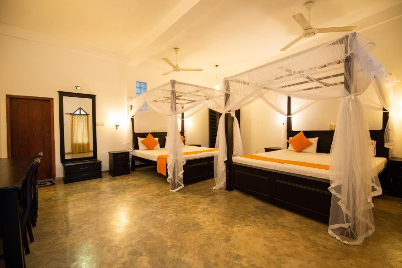 International Beach Hotel & Restaurant Хиккадува Экстерьер фото