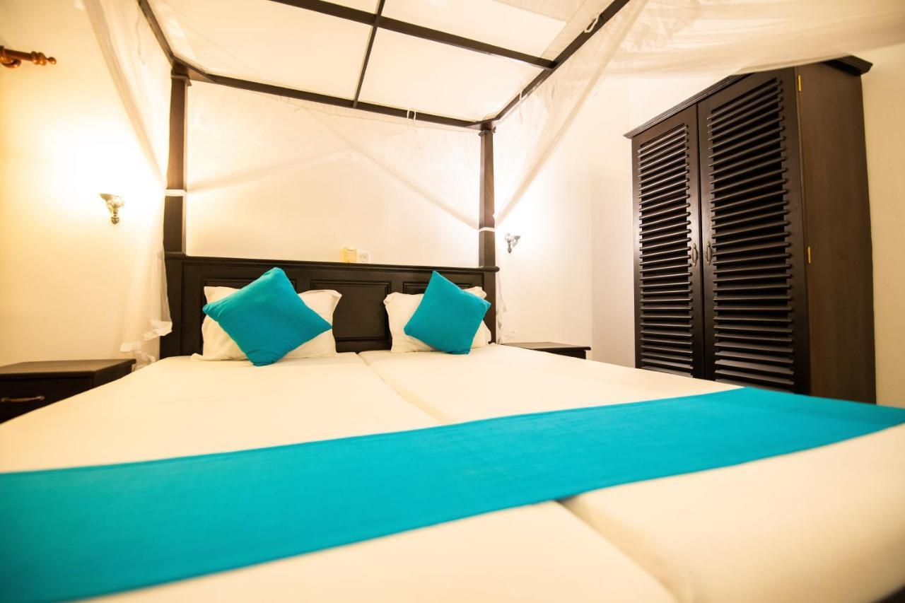 International Beach Hotel & Restaurant Хиккадува Экстерьер фото