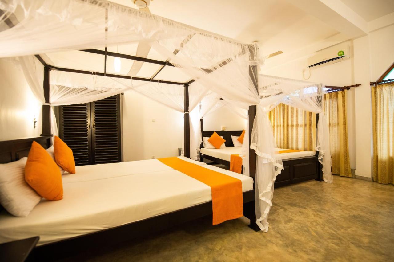 International Beach Hotel & Restaurant Хиккадува Экстерьер фото