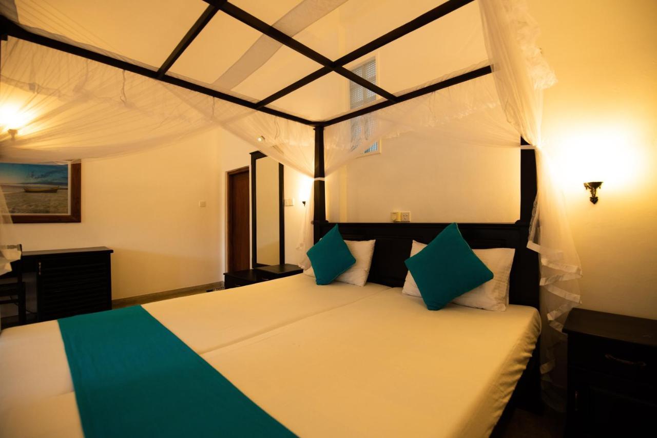 International Beach Hotel & Restaurant Хиккадува Экстерьер фото