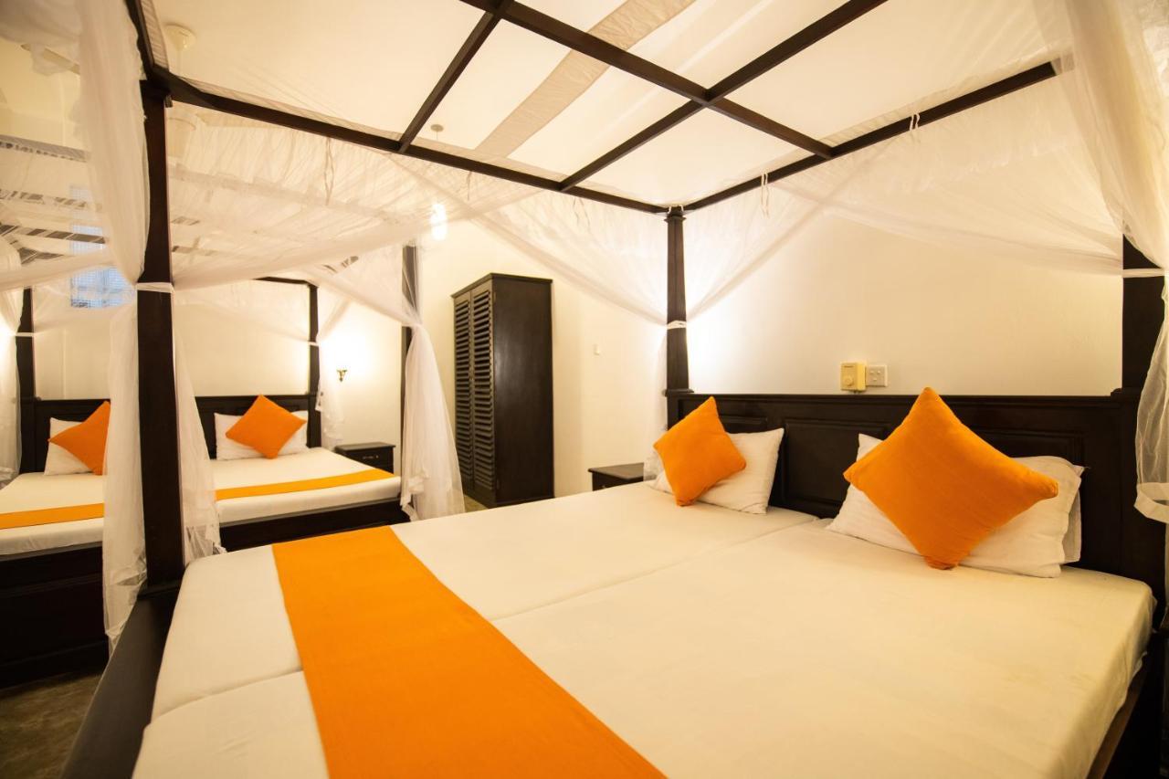 International Beach Hotel & Restaurant Хиккадува Экстерьер фото