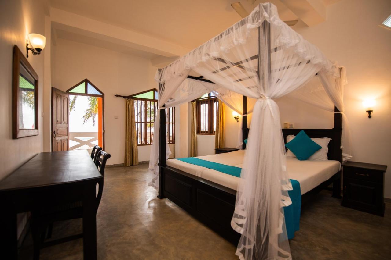 International Beach Hotel & Restaurant Хиккадува Экстерьер фото