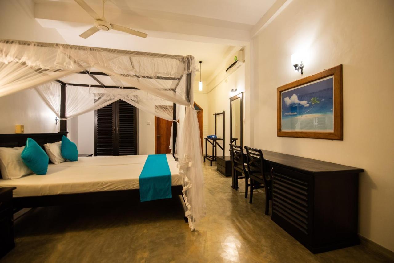 International Beach Hotel & Restaurant Хиккадува Экстерьер фото