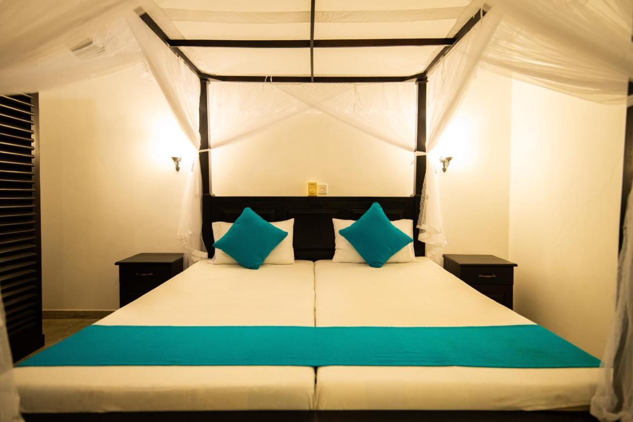 International Beach Hotel & Restaurant Хиккадува Экстерьер фото