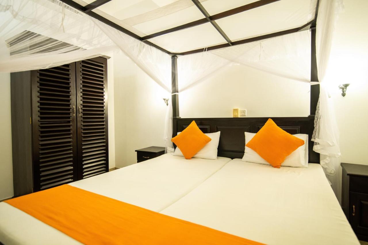 International Beach Hotel & Restaurant Хиккадува Экстерьер фото