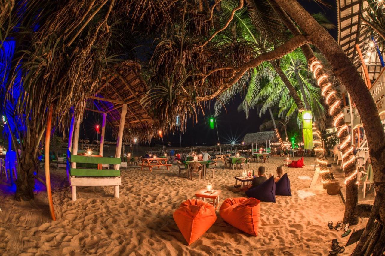 International Beach Hotel & Restaurant Хиккадува Экстерьер фото