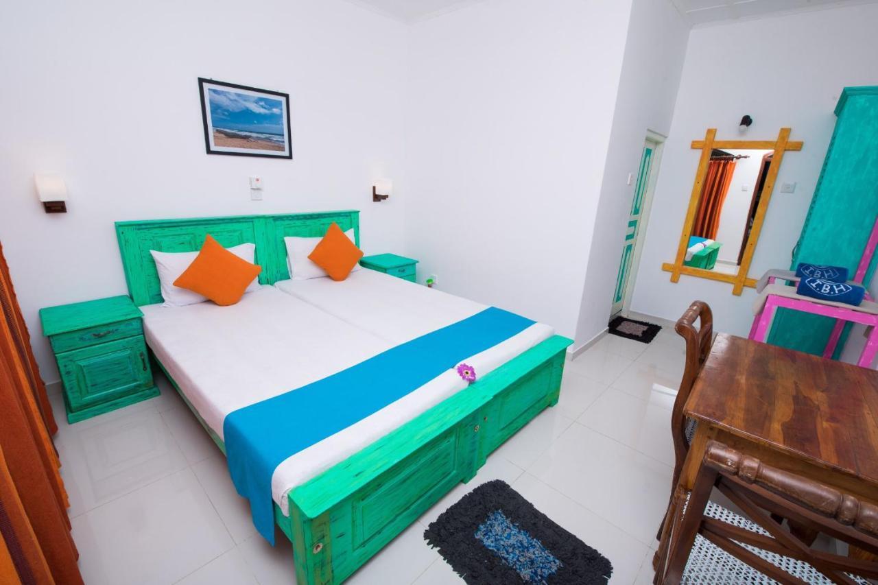 International Beach Hotel & Restaurant Хиккадува Экстерьер фото