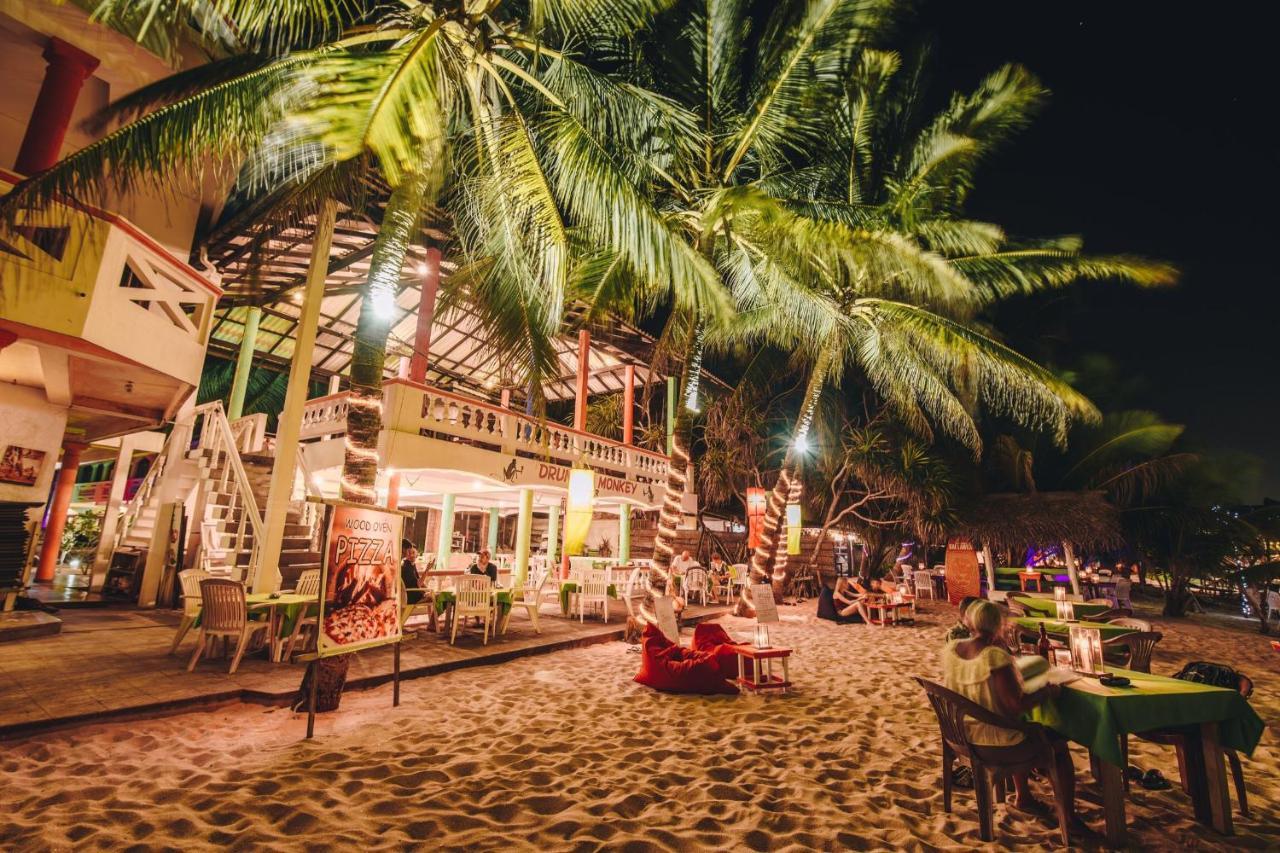 International Beach Hotel & Restaurant Хиккадува Экстерьер фото