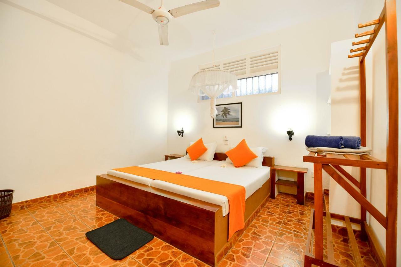 International Beach Hotel & Restaurant Хиккадува Экстерьер фото