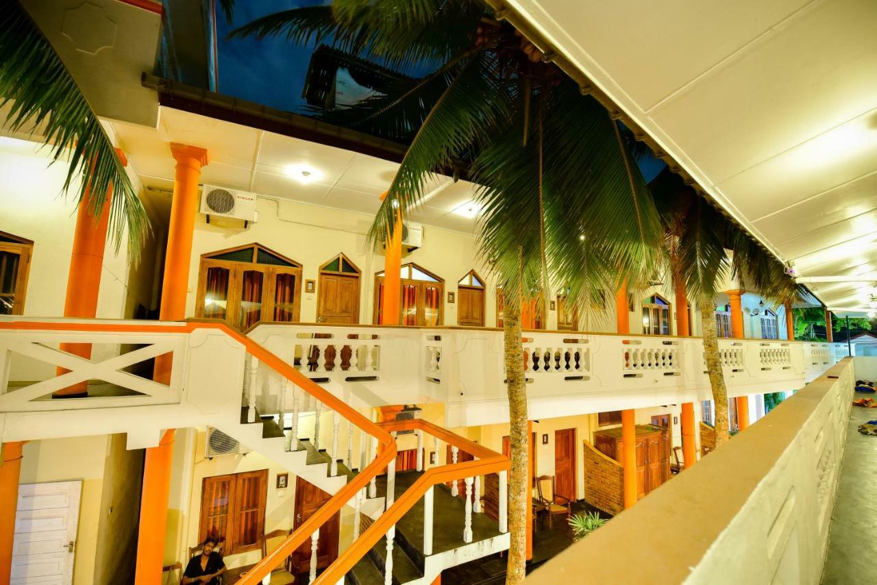 International Beach Hotel & Restaurant Хиккадува Экстерьер фото