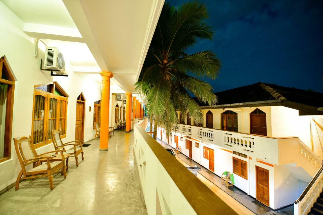 International Beach Hotel & Restaurant Хиккадува Экстерьер фото