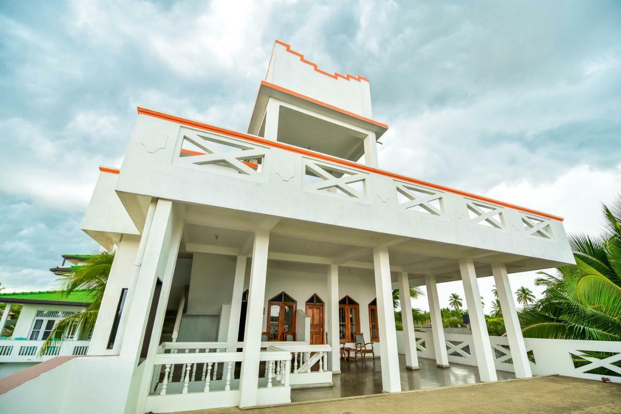 International Beach Hotel & Restaurant Хиккадува Экстерьер фото