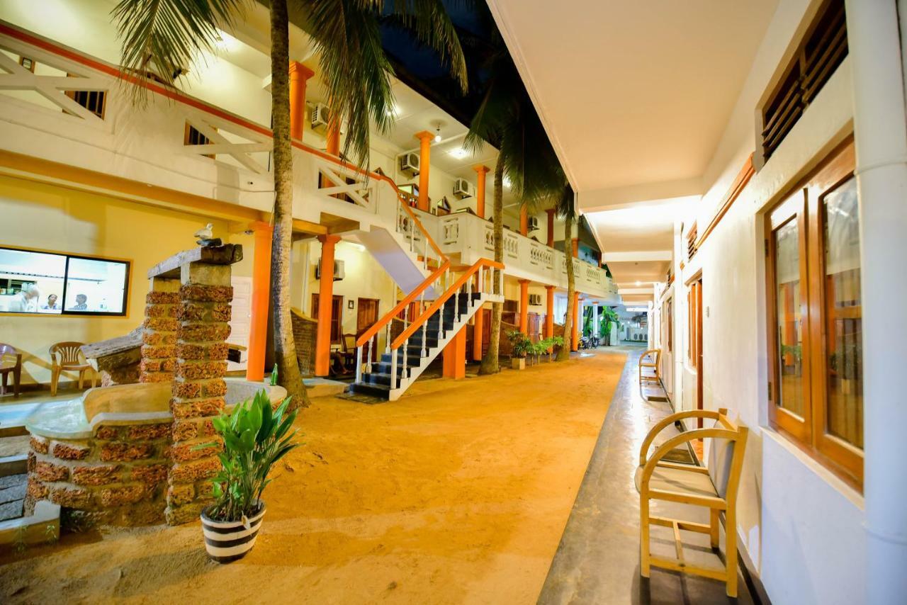 International Beach Hotel & Restaurant Хиккадува Экстерьер фото