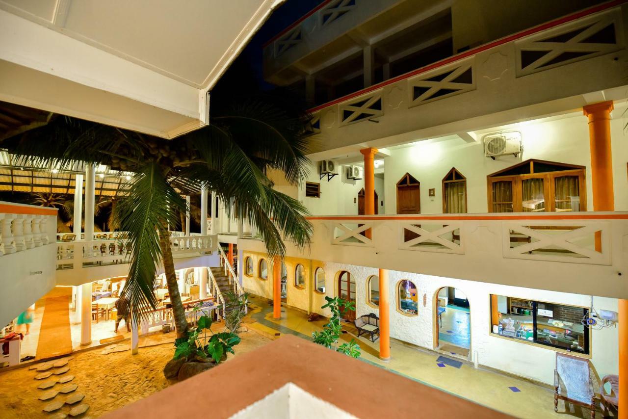 International Beach Hotel & Restaurant Хиккадува Экстерьер фото