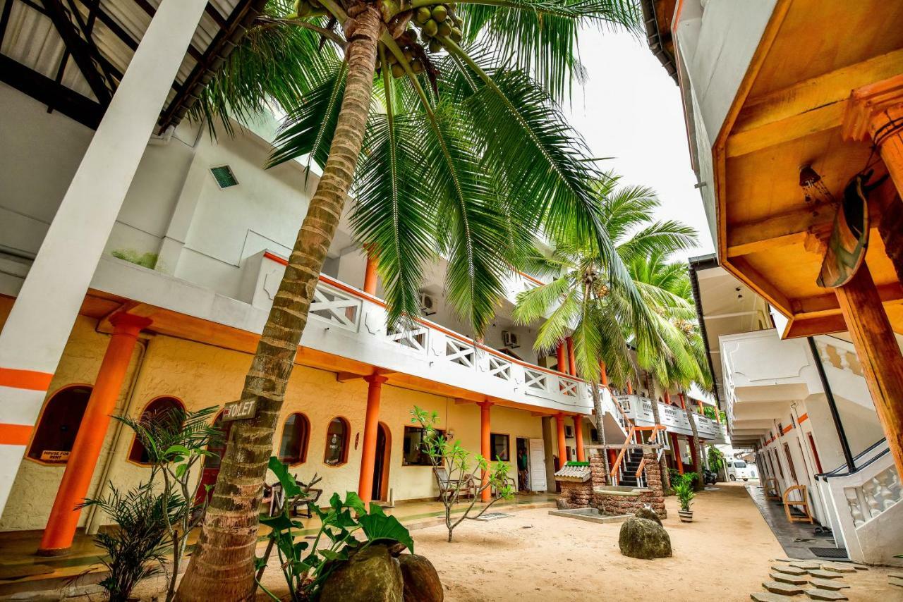 International Beach Hotel & Restaurant Хиккадува Экстерьер фото