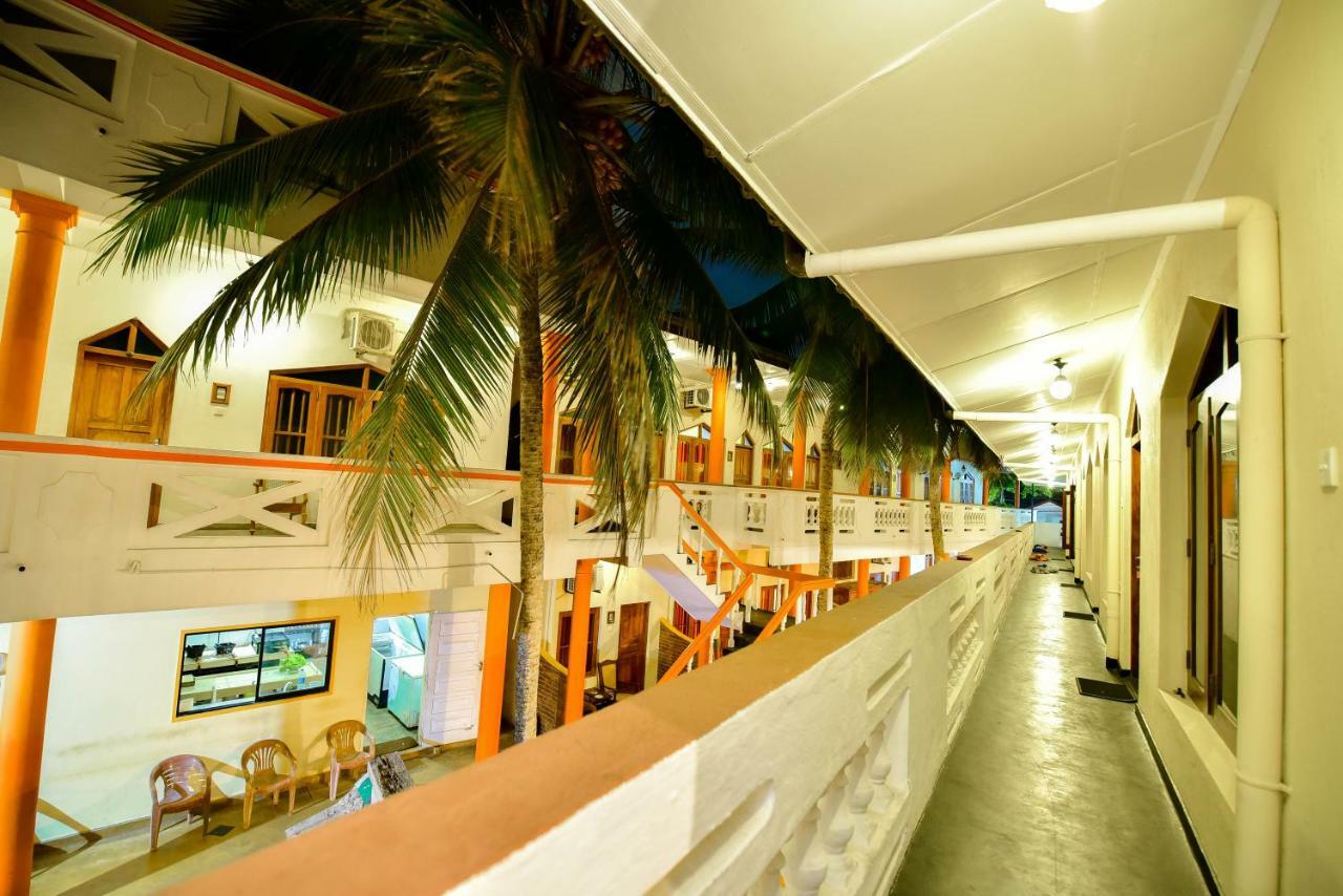 International Beach Hotel & Restaurant Хиккадува Экстерьер фото