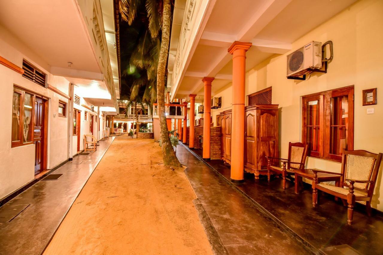 International Beach Hotel & Restaurant Хиккадува Экстерьер фото