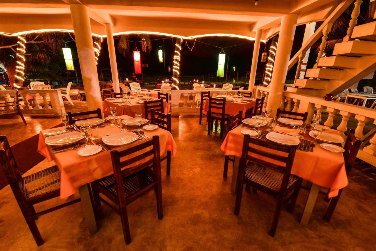 International Beach Hotel & Restaurant Хиккадува Экстерьер фото