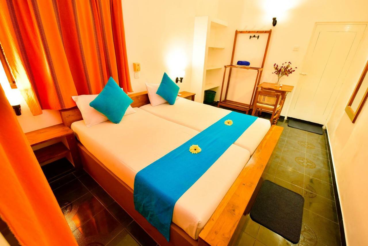 International Beach Hotel & Restaurant Хиккадува Экстерьер фото